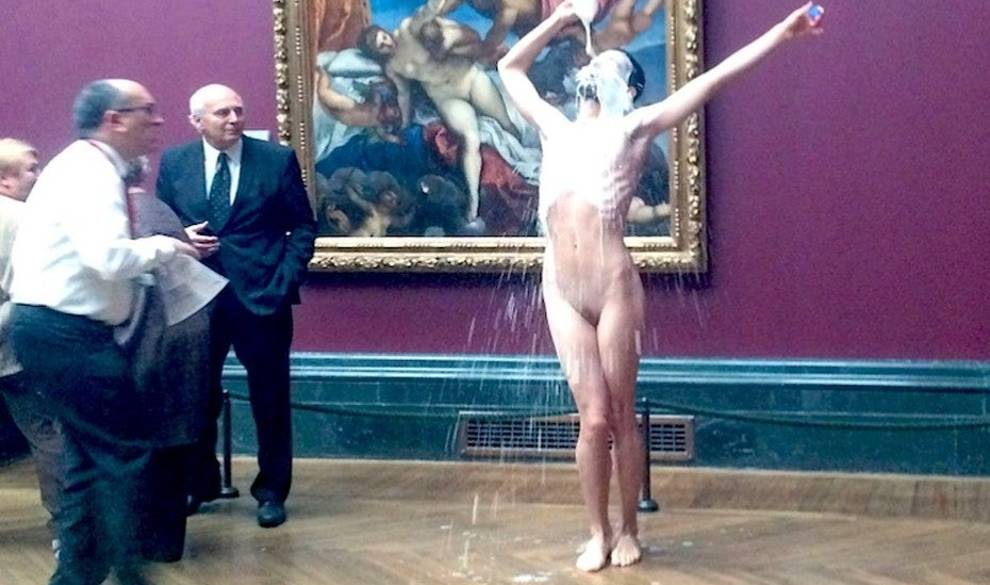 Hablamos con el artista barcelonés que se desnuda ante obras de arte