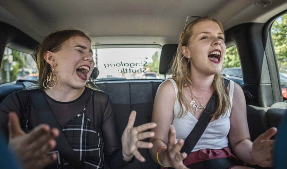 Las razones científicas del subidón que te da cantar tu canción favorita en el coche