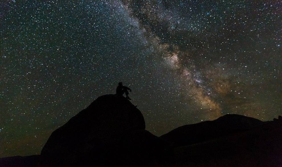 El mapa de contaminación lumínica de España te enseña dónde ir si quieres ver las estrellas este verano