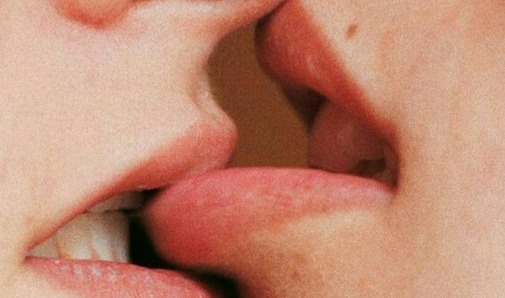 La razón por la que los seres humanos comenzamos a besarnos