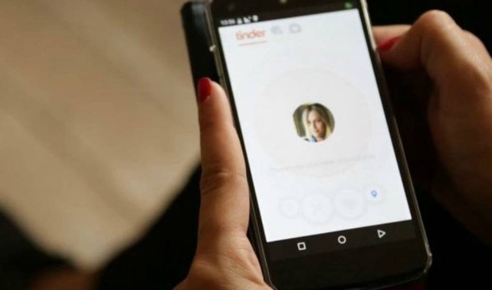 Con 'Pasaporte Tinder' podrás ligar con gente de todo el mundo sin moverte del sofá