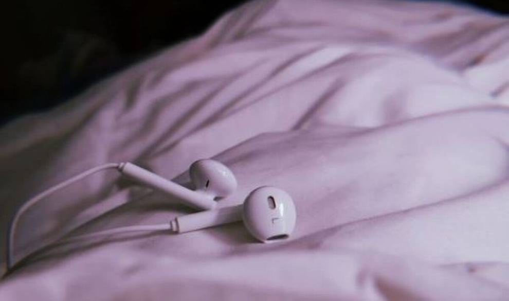 Oír un podcast antes de dormir puede que no sea la mejor opción para descansar