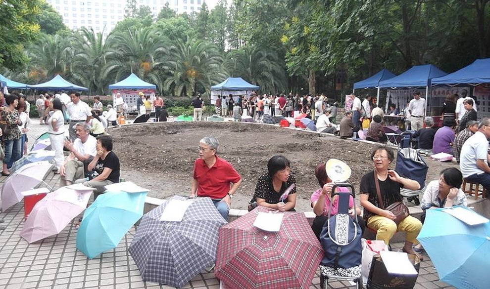 Los mercadillos de solteros chinos donde los padres le compran pareja a sus hijos