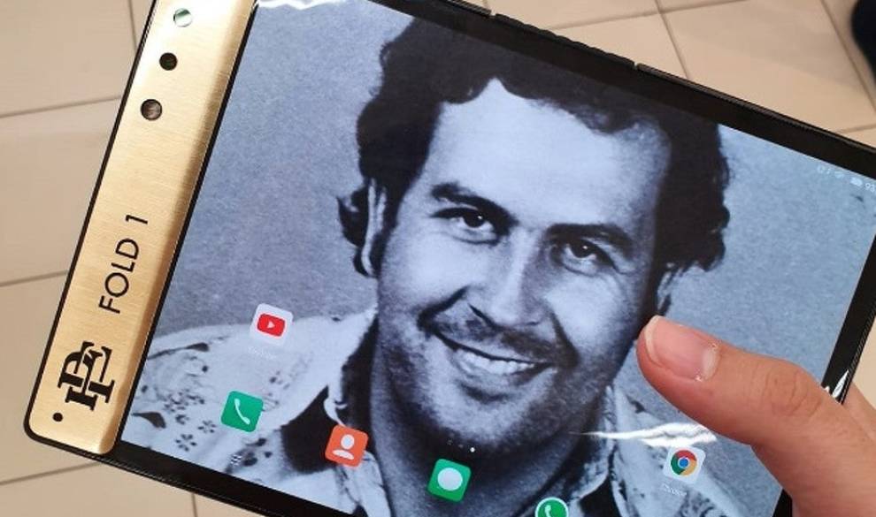 El hermano de Pablo Escobar lanza un móvil plegable que promete evitar el espionaje de los gobiernos