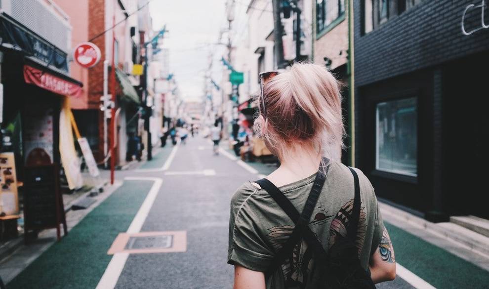 Qué es el 'solomooning' y cómo viajar por tu cuenta arreglará vuestra relación