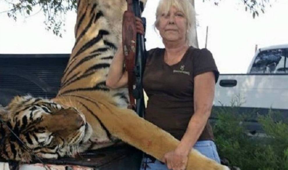 Así Avergonzó Anonymous A Una Mujer Por Su Selfie Con Un Tigre Muerto