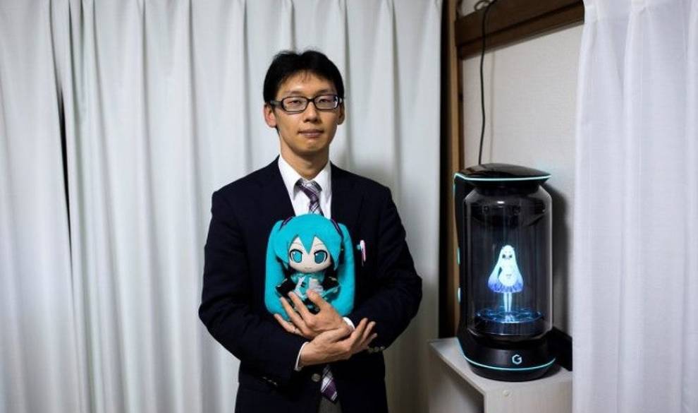 Este hombre japonés ha decidido casarse con el amor de su vida: un holograma