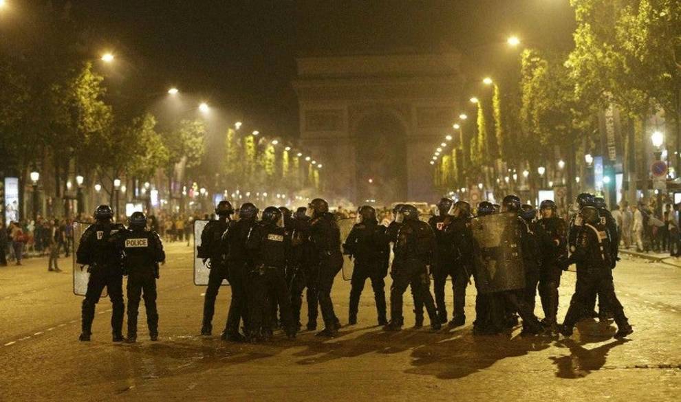 Un policía muerto y otro herido en un atentado terrorista en los Campos Elíseos de París