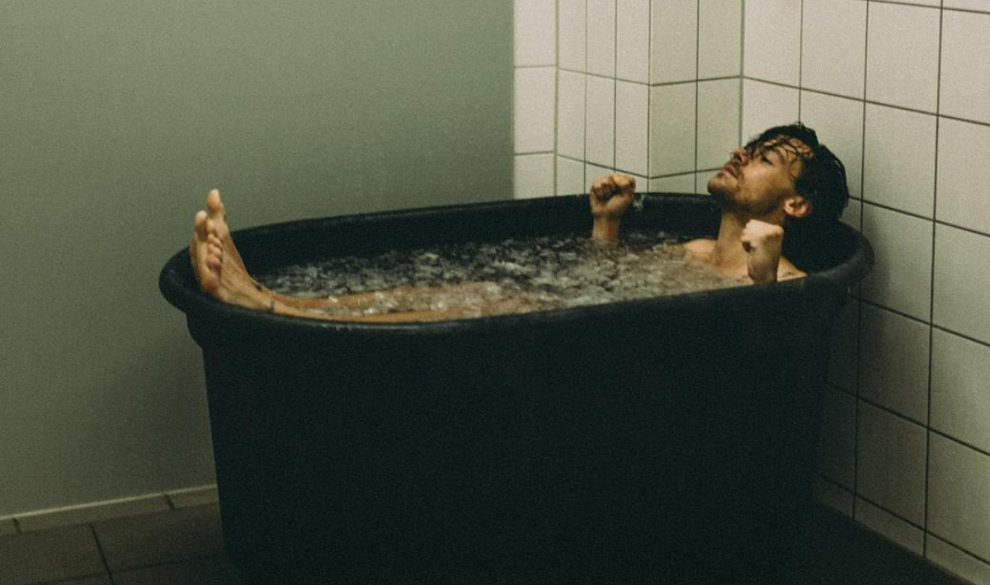 Bañarse en hielo, la costumbre de los famosos a la que querrás sumarte