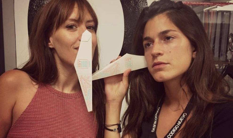 Cuatro Chicas De Nuestra Redacción Prueban Este Artilugio Para Mear De Pie