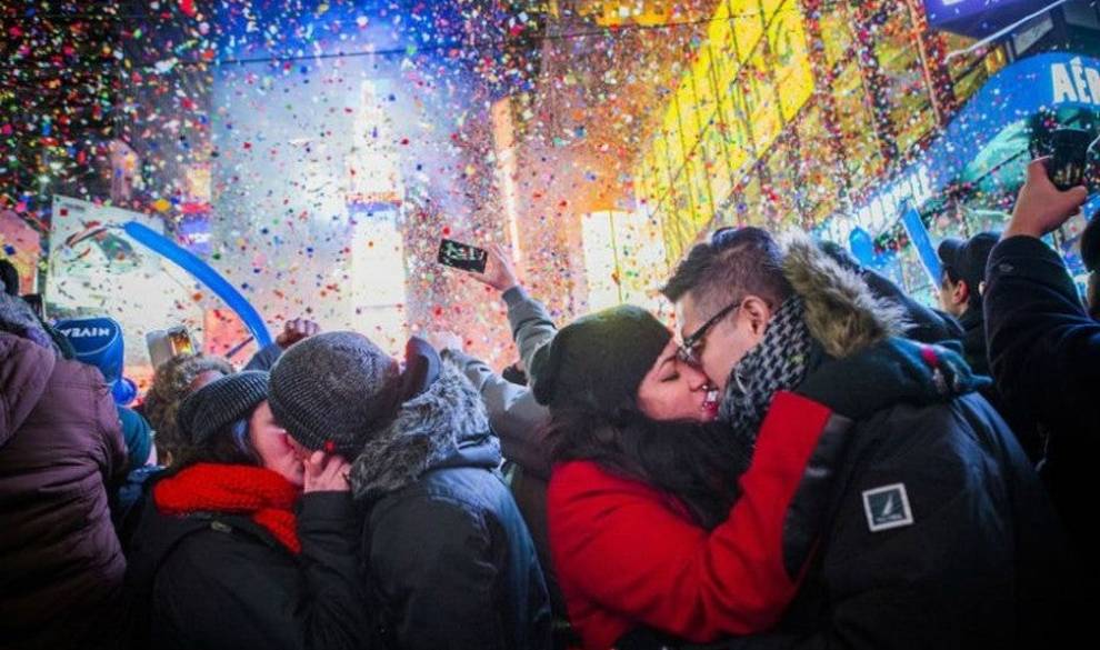 Robarle Un Beso A Un Desconocido Y Otras Tradiciones De Nochevieja Para Atraer La Buena Suerte
