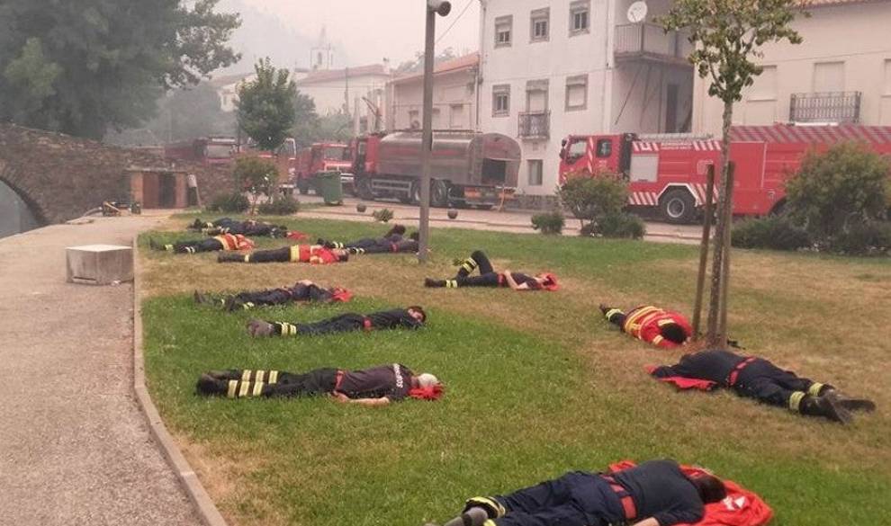 El merecido descanso de los héroes que luchan contra el fuego en Portugal