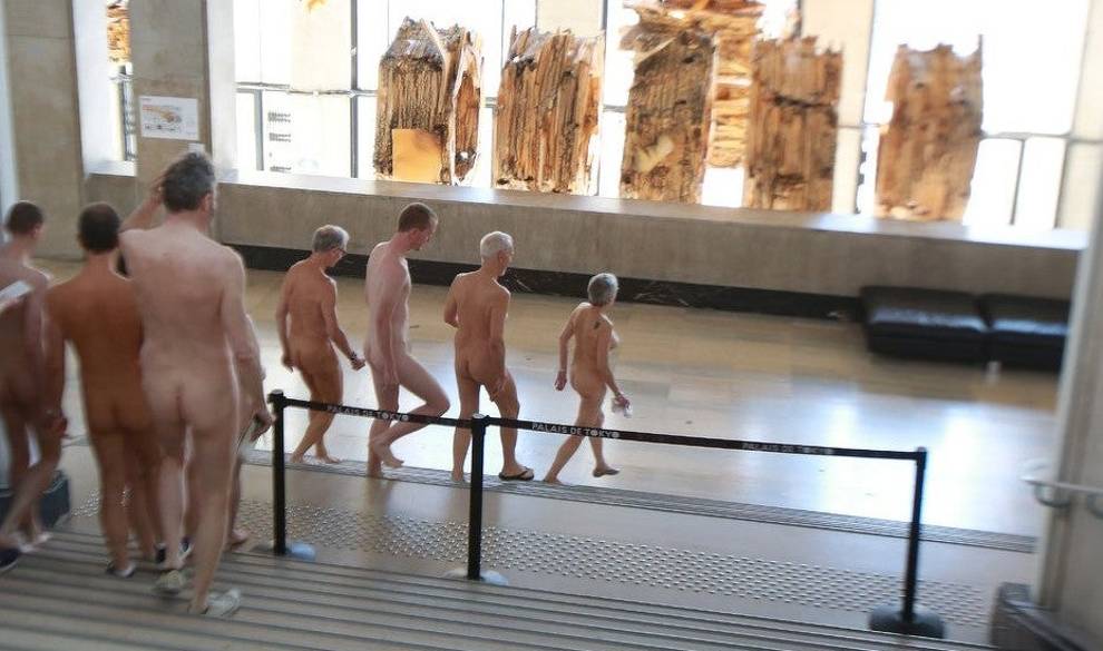 Un museo en París arrasa con la primera visita guiada nudista de Francia