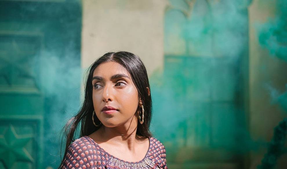 Rupi Kaur: genialidad, sutileza y elegancia hecha palabras