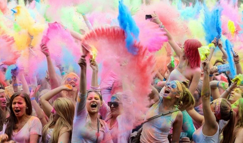 Holi Parties, Esas Fiestas De Color Y Postureo Que Nadie Tiene Ni Put* Idea De Dónde Vienen