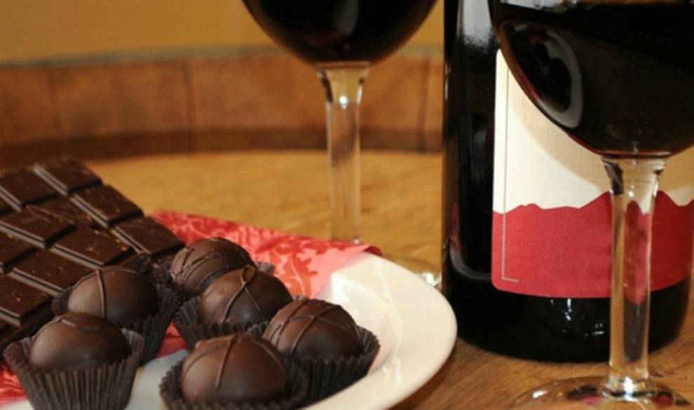 Chocolate puro y vino tinto: la nueva receta de la ciencia contra el envejecimiento