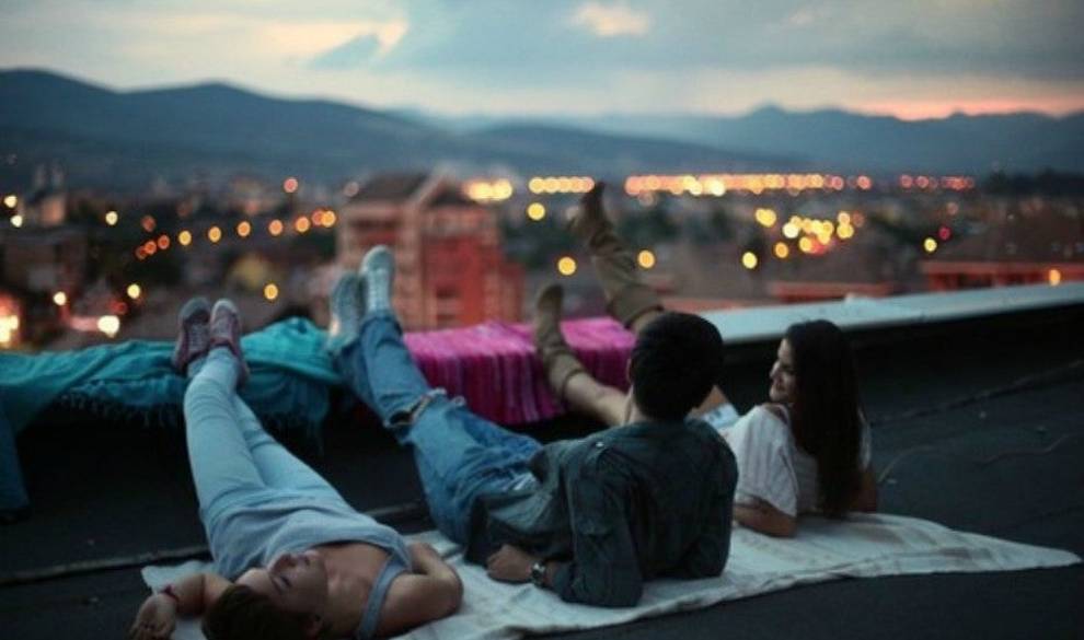 Las 10 canciones que llenarán de buen rollo esas noches de risas y birras con tus amigos