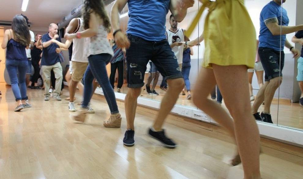 Bailar para superar rupturas: Las escuelas de salsa que curan corazones rotos