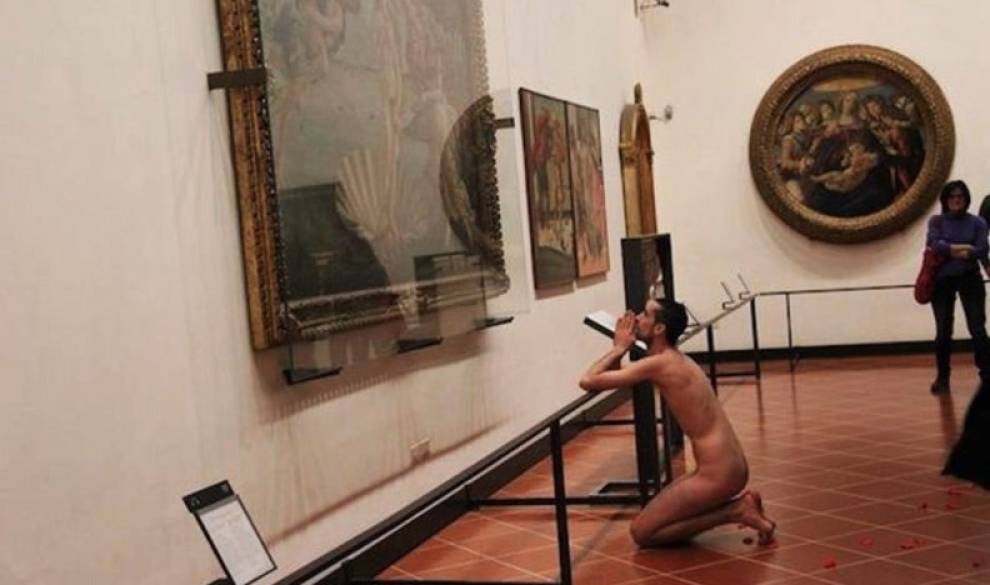 $!Hablamos con el artista barcelonés que se desnuda ante obras de arte
