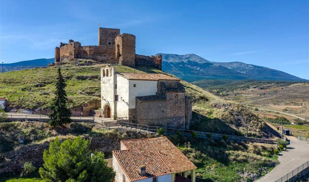 Trasmoz, el único pueblo maldito de España que debes visitar si te gustan los misterios