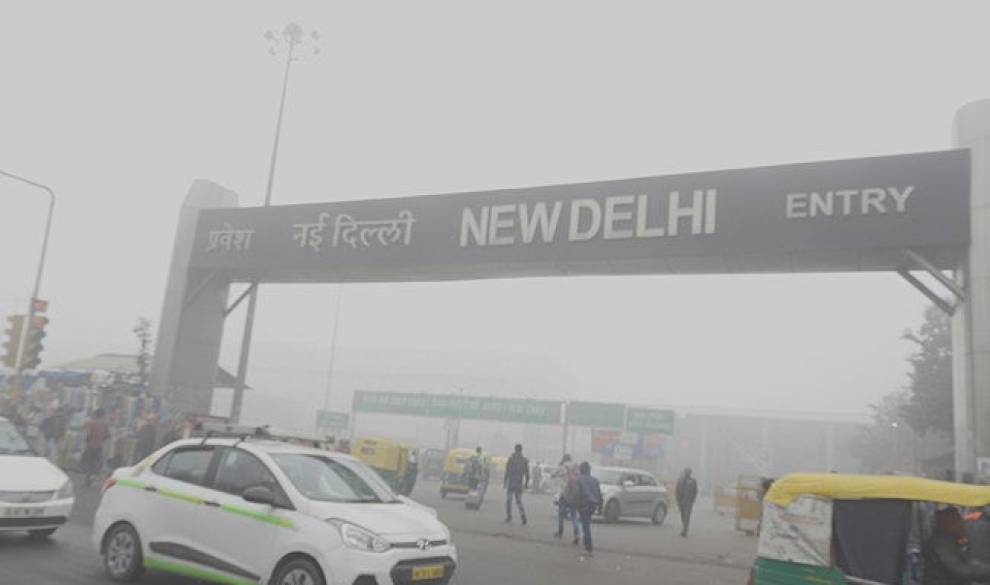 $!Delhi está tan sucia que el último grito es un bar para respirar oxígeno