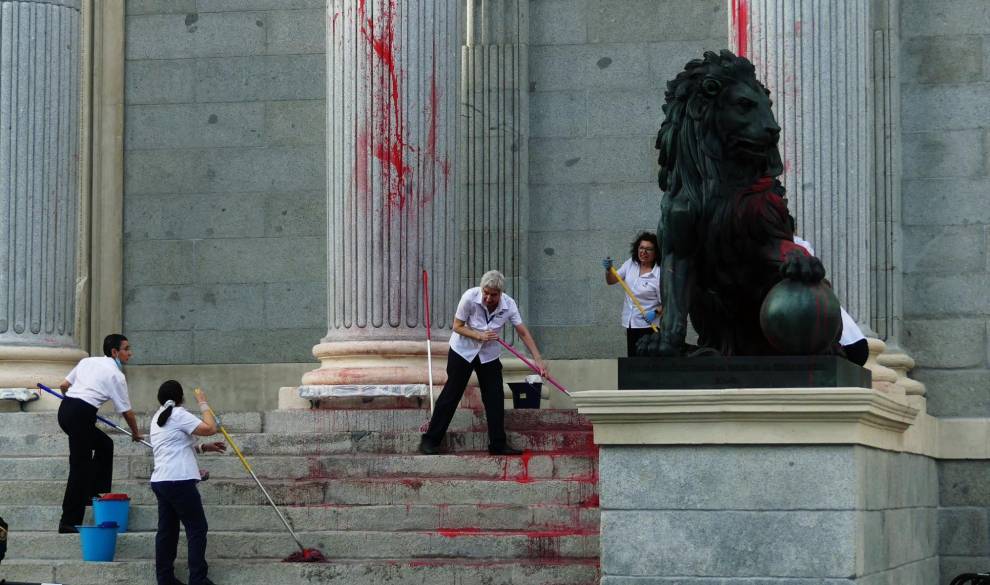 Esta es la polémica que ha generado la pintada del Congreso por parte de activistas climáticos