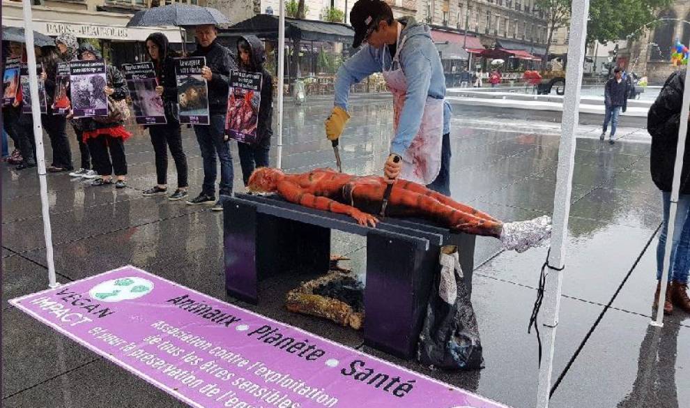 $!Montan una macabra 'barbacoa humana' para denunciar el consumo de carne