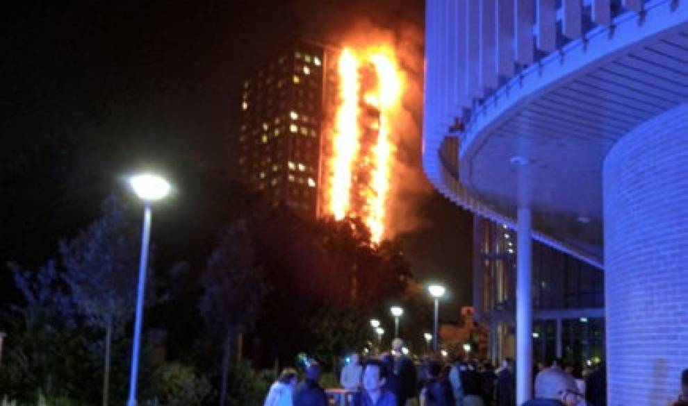 $!Varios muertos en un enorme incendio en un edificio en Londres