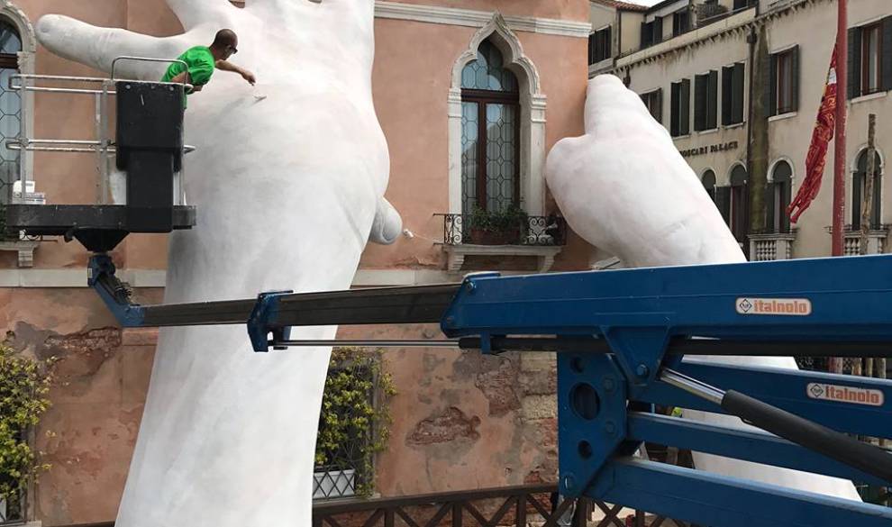 $!Dos manos gigantes para sostener un edificio en Venecia y salvarlo del cambio climático