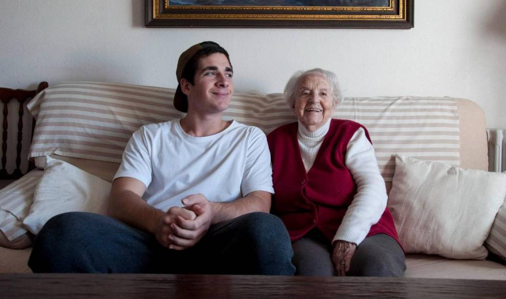 Jóvenes que tienen un alquiler de 100 euros al mes por convivir con gente mayor